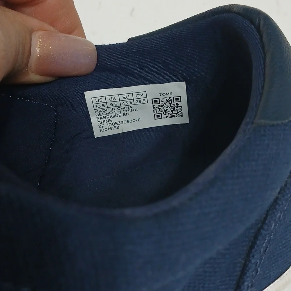 TOMS Men's Blue Canvas Sneakers. Size 10.5, pre-owned excellent conditions